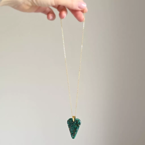 NAW1101 webp Naszyjnik malachit i hematyt serce na złotym łańcuszku stal chirurgiczna Sparkles unique Magneska biżuteria Zielona Góra.webp