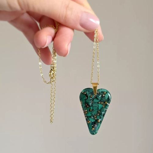 NAW1101 webp Naszyjnik malachit i hematyt serce na złotym łańcuszku stal chirurgiczna Sparkles unique Magneska biżuteria Zielona Góra 3.webp