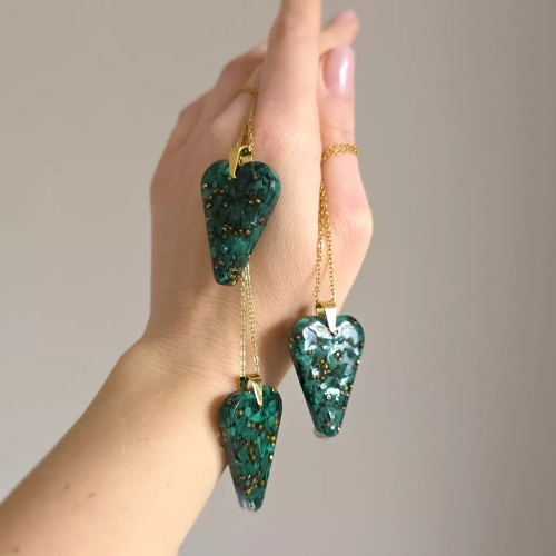 NAW1101 webp Naszyjnik malachit i hematyt serce na złotym łańcuszku stal chirurgiczna Sparkles unique Magneska biżuteria Zielona Góra 4.webp