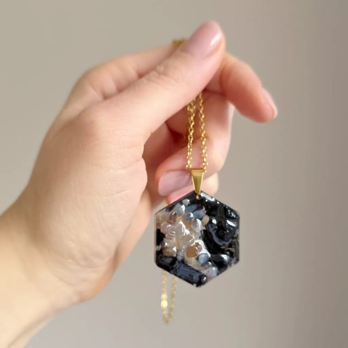 NAW1102 webp Naszyjnik unikat agat botswana i czarny turmalin na złotym łańcuszku stal chirurgiczna Sparkles unique Magneska biżuteria Zielona Góra 4.webp