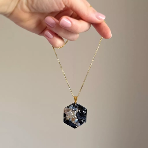 NAW1102 webp Naszyjnik unikat agat botswana i czarny turmalin na złotym łańcuszku stal chirurgiczna Sparkles unique Magneska biżuteria Zielona Góra.webp