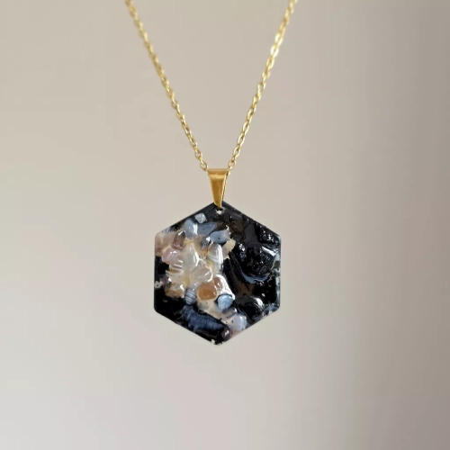 NAW1102 webp Naszyjnik unikat agat botswana i czarny turmalin na złotym łańcuszku stal chirurgiczna Sparkles unique Magneska biżuteria Zielona Góra 2.webp