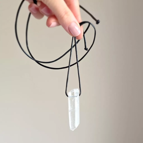 MESNAW049 webp Naszyjnik na sznurku kryształ górski duża bryłka Magneska biżuteria.webp