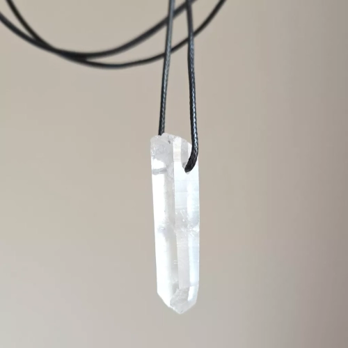 MESNAW049 webp Naszyjnik na sznurku kryształ górski duża bryłka Magneska biżuteria 3.webp