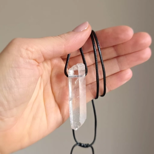 MESNAW049 webp Naszyjnik na sznurku kryształ górski duża bryłka Magneska biżuteria 4.webp