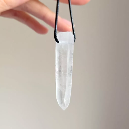 MESNAW050 webp Naszyjnik kryształ górski surowy sopel na czarnym sznurku unikat v.3 Magneska biżuteria 2.webp