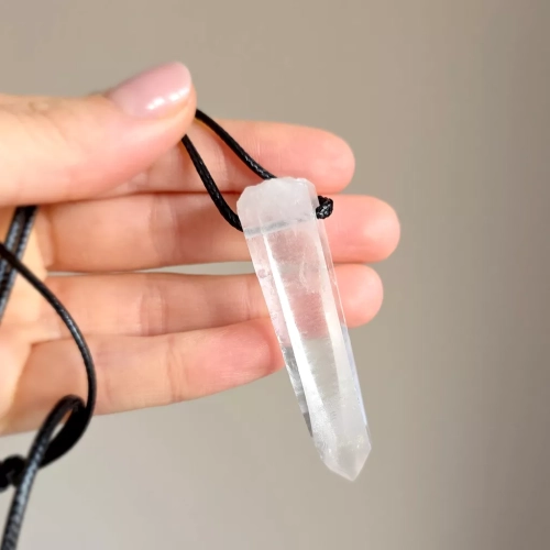 MESNAW050 webp Naszyjnik kryształ górski surowy sopel na czarnym sznurku unikat v.3 Magneska biżuteria 3.webp