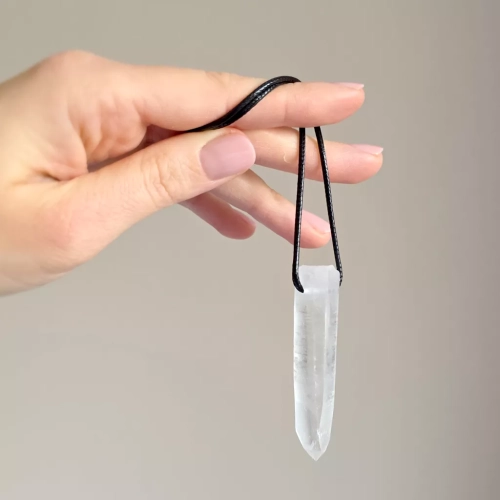 MESNAW050 webp Naszyjnik kryształ górski surowy sopel na czarnym sznurku unikat v.3 Magneska biżuteria.webp