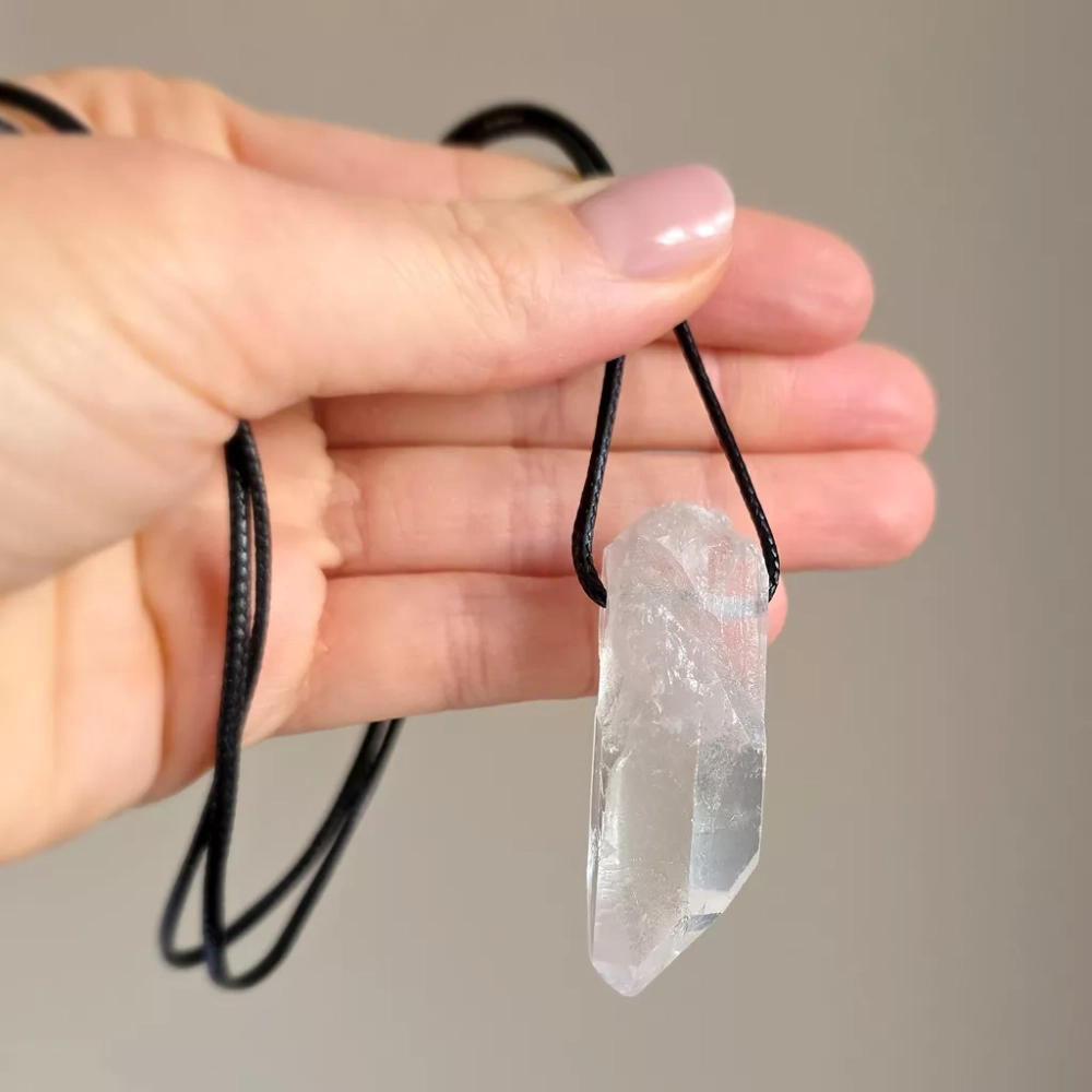 MESNAW051 webp Naszyjnik kryształ górski surowy sopel na czarnym sznurku unikat v.4 Magneska 4.webp