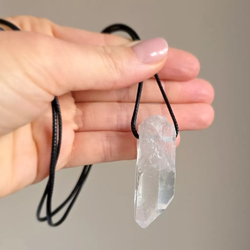 MESNAW051 webp Naszyjnik kryształ górski surowy sopel na czarnym sznurku unikat v.4 Magneska 4.webp