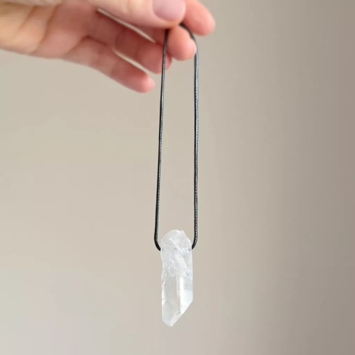 MESNAW051 webp Naszyjnik kryształ górski surowy sopel na czarnym sznurku unikat v.4 Magneska.webp
