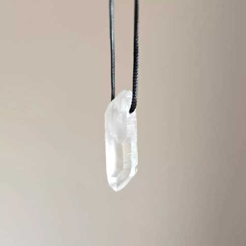 MESNAW051 webp Naszyjnik kryształ górski surowy sopel na czarnym sznurku unikat v.4 Magneska 2.webp