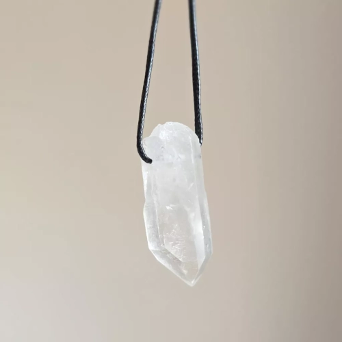 MESNAW051 webp Naszyjnik kryształ górski surowy sopel na czarnym sznurku unikat v.4 Magneska 3.webp