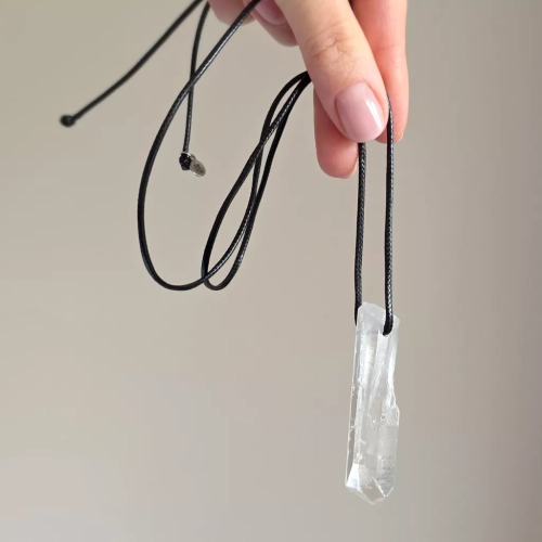 MESNAW052 webp Naszyjnik kryształ górski surowy sopel na czarnym sznurku unikat v.5 Magneska 6.webp