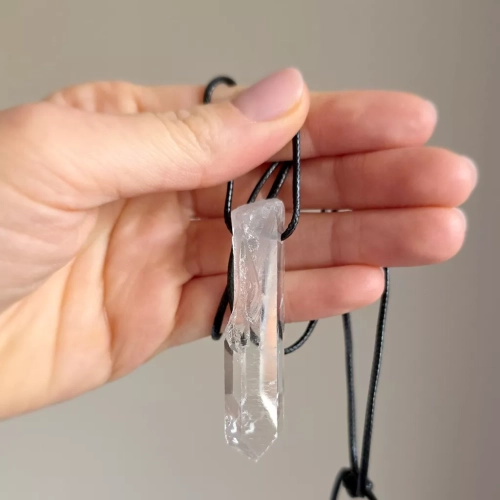 MESNAW052 webp Naszyjnik kryształ górski surowy sopel na czarnym sznurku unikat v.5 Magneska.webp