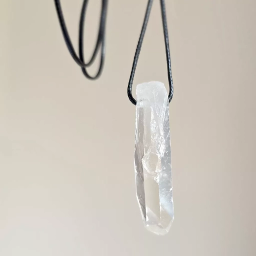 MESNAW052 webp Naszyjnik kryształ górski surowy sopel na czarnym sznurku unikat v.5 Magneska 3.webp