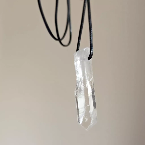 MESNAW052 webp Naszyjnik kryształ górski surowy sopel na czarnym sznurku unikat v.5 Magneska 4.webp