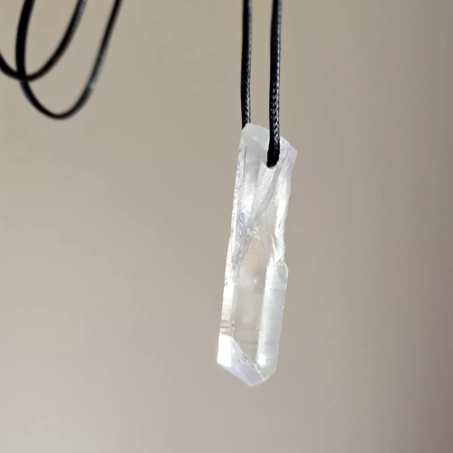 MESNAW052 webp Naszyjnik kryształ górski surowy sopel na czarnym sznurku unikat v.5 Magneska 5.webp