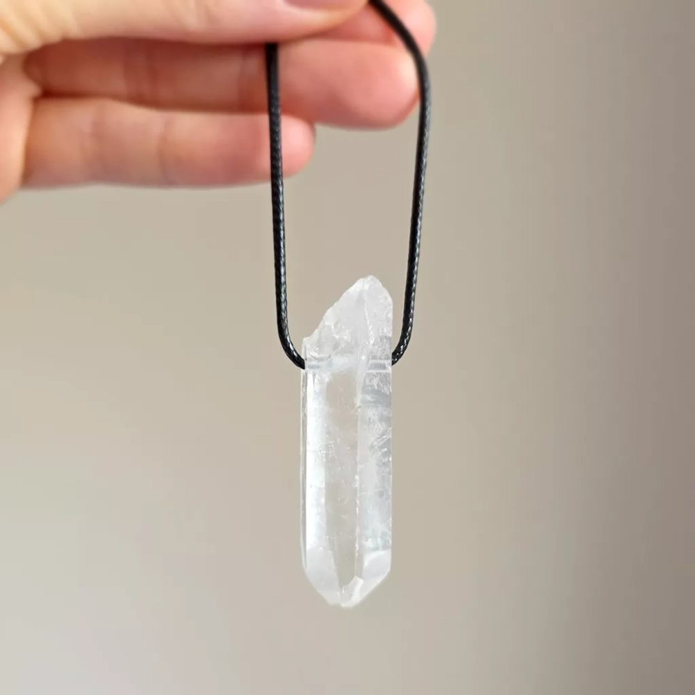 MESNAW053 webp Naszyjnik kryształ górski surowy sopel na czarnym sznurku unikat v.6 Magneska biżuteria 3.webp