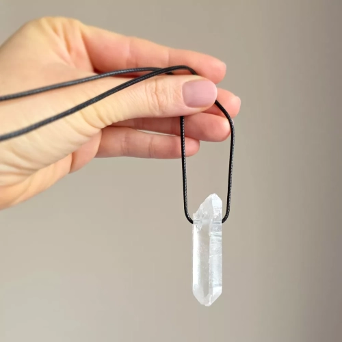 MESNAW053 webp Naszyjnik kryształ górski surowy sopel na czarnym sznurku unikat v.6 Magneska biżuteria 4.webp