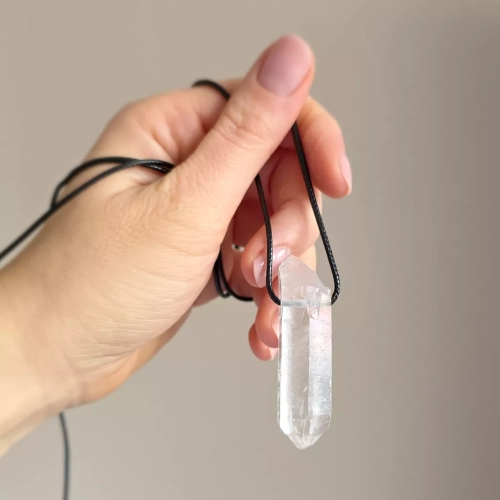 MESNAW053 webp Naszyjnik kryształ górski surowy sopel na czarnym sznurku unikat v.6 Magneska biżuteria.webp