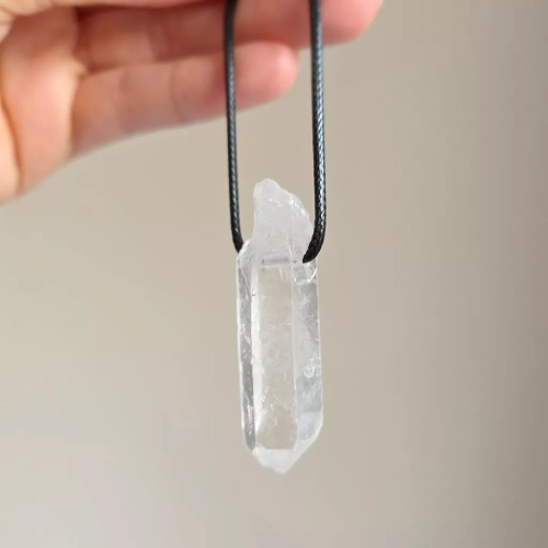 MESNAW053 webp Naszyjnik kryształ górski surowy sopel na czarnym sznurku unikat v.6 Magneska biżuteria 2.webp