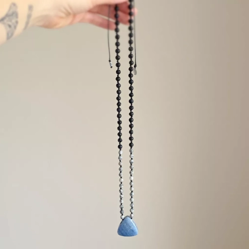 MESNAW054 webp Naszyjnik unisex awenturyn niebieski, jaspis szary i lawa wulkaniczna na czarnym sznurku Magneska biżuteria.webp