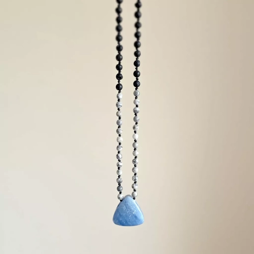 MESNAW054 webp Naszyjnik unisex awenturyn niebieski, jaspis szary i lawa wulkaniczna na czarnym sznurku Magneska biżuteria 2.webp