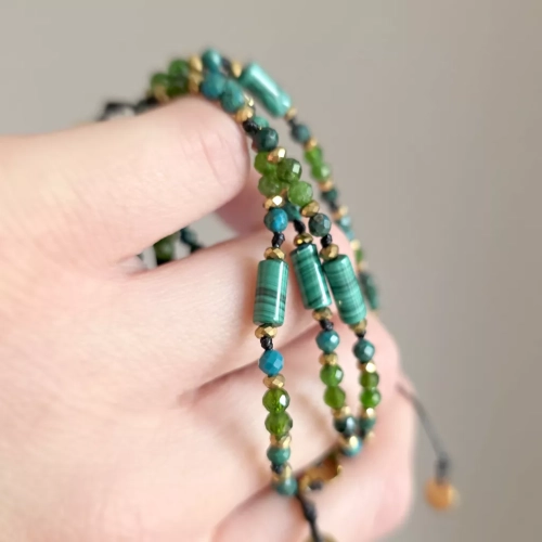 FULLNESS032 webp Bransoletka malachit, chryzokola, diopsyd chromowy i hematyt na czarnym sznurku Fullness of healing Magneska biżuteria zielona góra 3.webp