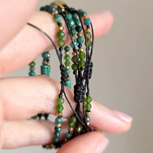 FULLNESS032 webp Bransoletka malachit, chryzokola, diopsyd chromowy i hematyt na czarnym sznurku Fullness of healing Magneska biżuteria zielona góra 4.webp