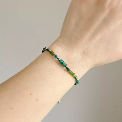 FULLNESS032 webp Bransoletka malachit, chryzokola, diopsyd chromowy i hematyt na czarnym sznurku Fullness of healing Magneska biżuteria zielona góra 6.webp