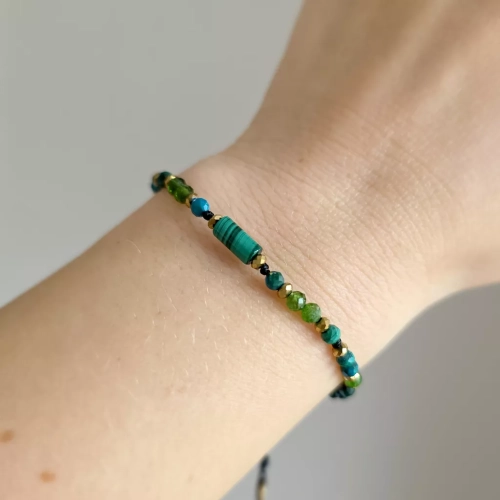 FULLNESS032 webp Bransoletka malachit, chryzokola, diopsyd chromowy i hematyt na czarnym sznurku Fullness of healing Magneska biżuteria zielona góra 7.webp