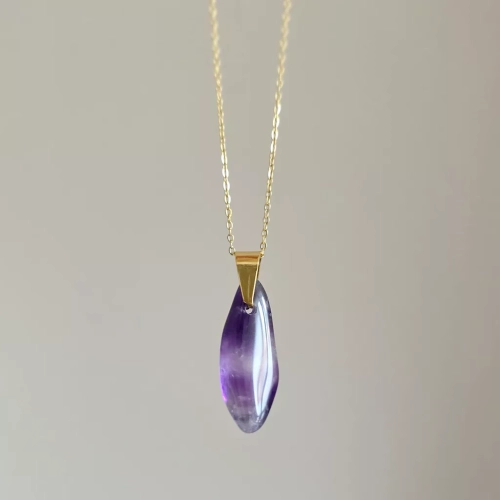 NAW1108 webp Naszyjnik unikat ametyst nieregularna bryłka na łańcuszku złota stal chirurgiczna Magneska biżuteria 3.webp