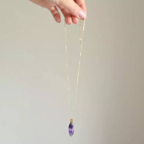 NAW1108 webp Naszyjnik unikat ametyst nieregularna bryłka na łańcuszku złota stal chirurgiczna Magneska biżuteria 4.webp