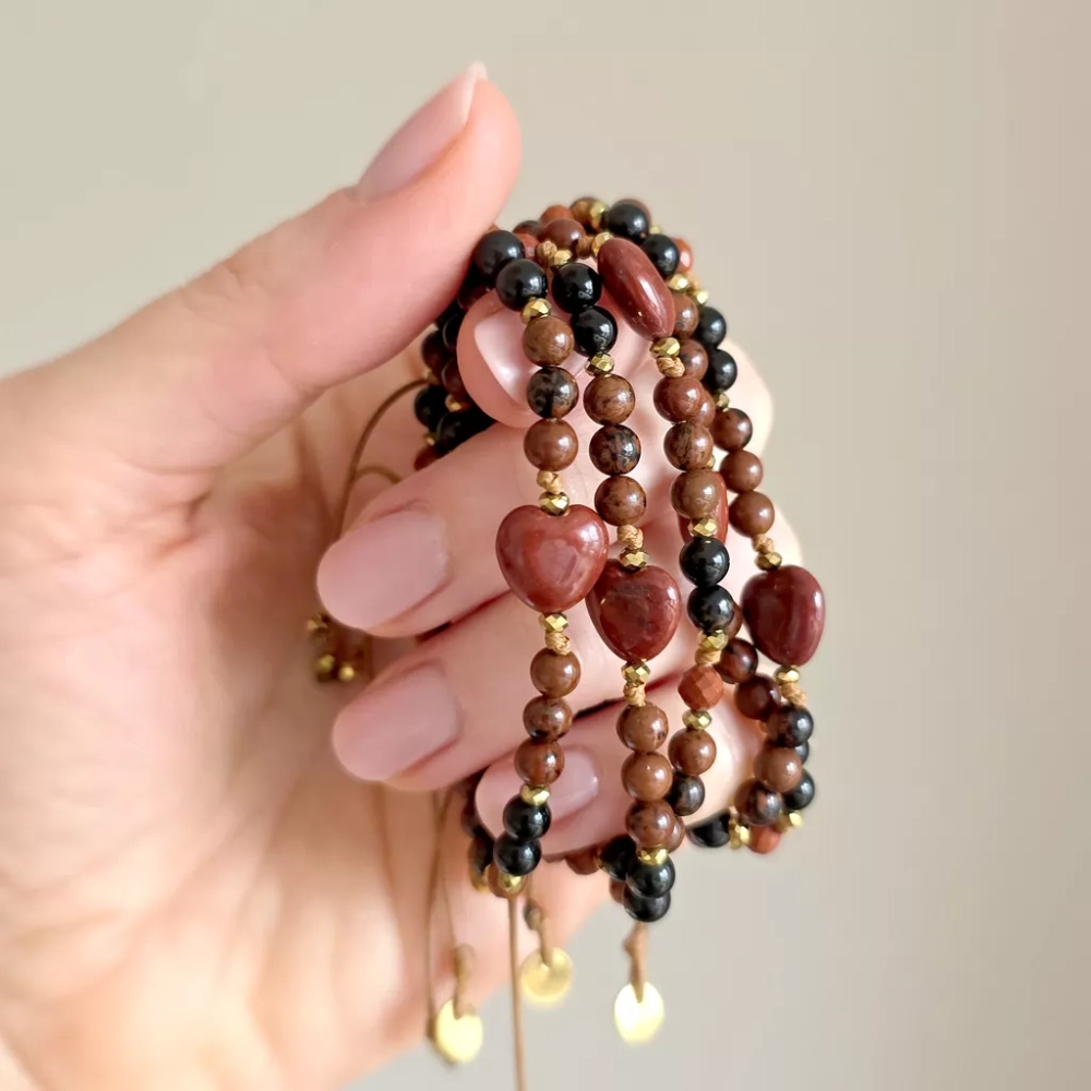 FULLNESS033 webp Bransoletka jaspis czerwony, obsydian mahoniowy, obsydian tęczowy i hematyt na brązowym sznurku Fullness of resilience Magneska biżuteria 4.webp