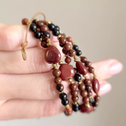 FULLNESS033 webp Bransoletka jaspis czerwony, obsydian mahoniowy, obsydian tęczowy i hematyt na brązowym sznurku Fullness of resilience Magneska biżuteria 5.webp