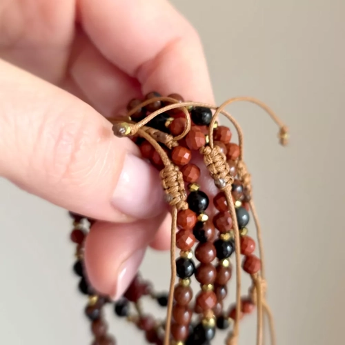 FULLNESS033 webp Bransoletka jaspis czerwony, obsydian mahoniowy, obsydian tęczowy i hematyt na brązowym sznurku Fullness of resilience Magneska biżuteria 6.webp