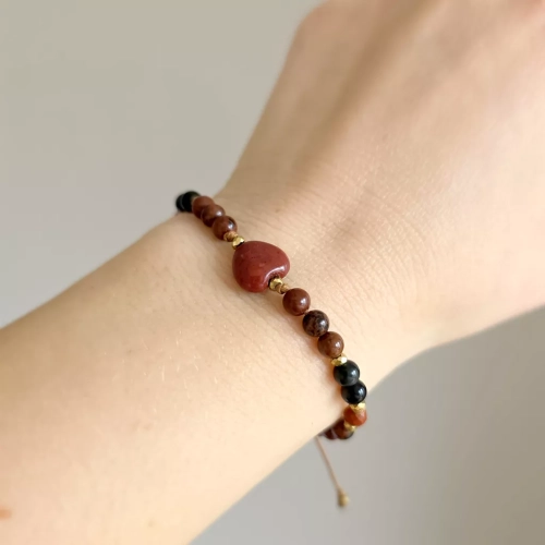 FULLNESS033 webp Bransoletka jaspis czerwony, obsydian mahoniowy, obsydian tęczowy i hematyt na brązowym sznurku Fullness of resilience Magneska biżuteria 9.webp