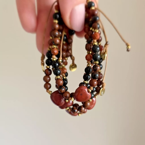 FULLNESS033 webp Bransoletka jaspis czerwony, obsydian mahoniowy, obsydian tęczowy i hematyt na brązowym sznurku Fullness of resilience Magneska biżuteria.webp