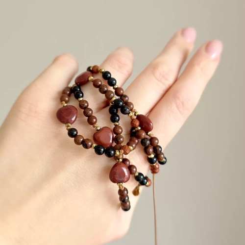 FULLNESS033 webp Bransoletka jaspis czerwony, obsydian mahoniowy, obsydian tęczowy i hematyt na brązowym sznurku Fullness of resilience Magneska biżuteria 3.webp