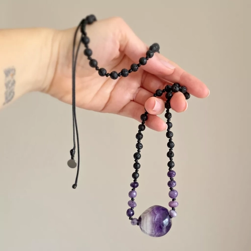 MESNAW055 webp Naszyjnik unisex ametyst, sugilit i lawa wulkaniczna na czarnym sznurku Magneska biżuteria Zielona Góra.webp