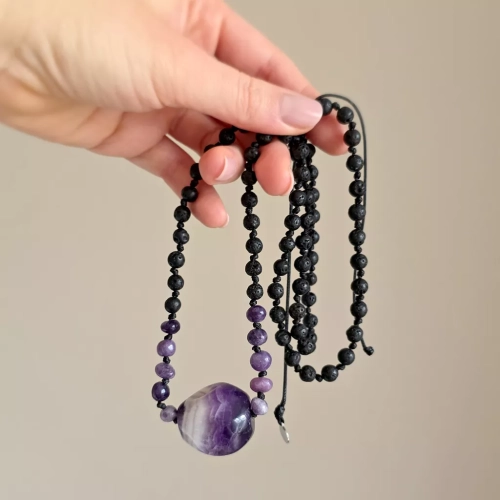 MESNAW055 webp Naszyjnik unisex ametyst, sugilit i lawa wulkaniczna na czarnym sznurku Magneska biżuteria Zielona Góra 2.webp