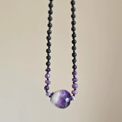 MESNAW055 webp Naszyjnik unisex ametyst, sugilit i lawa wulkaniczna na czarnym sznurku Magneska biżuteria Zielona Góra 5.webp