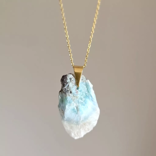 NAW1111 webpNaszyjnik unikat surowy larimar złota stal chirurgiczna Magneska biżuteria 2.webp