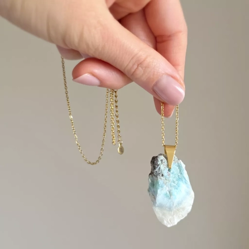 NAW1111 webpNaszyjnik unikat surowy larimar złota stal chirurgiczna Magneska biżuteria 3.webp