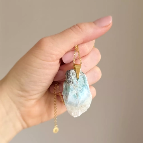 NAW1111 webpNaszyjnik unikat surowy larimar złota stal chirurgiczna Magneska biżuteria 4.webp