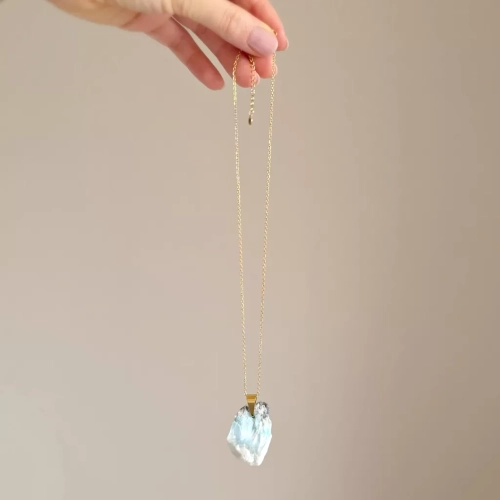 NAW1111 webpNaszyjnik unikat surowy larimar złota stal chirurgiczna Magneska biżuteria.webp