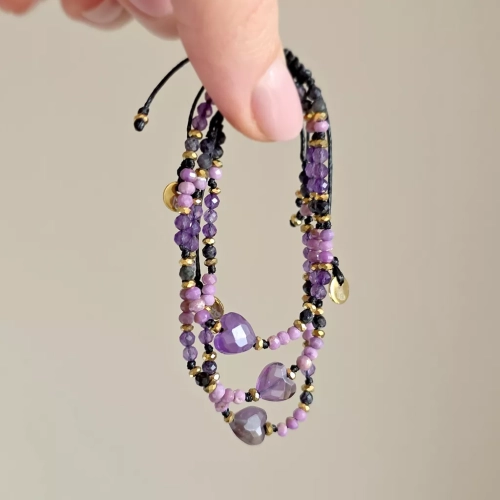 FULLNESS034 webp Bransoletka ametyst, fosfosyderyt, czaroit i hematyt na czarnym sznurku Fullness of spirit Magneska biżuteria.webp