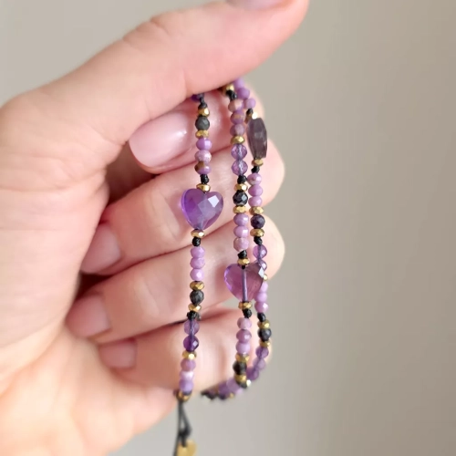 FULLNESS034 webp Bransoletka ametyst, fosfosyderyt, czaroit i hematyt na czarnym sznurku Fullness of spirit Magneska biżuteria 2.webp