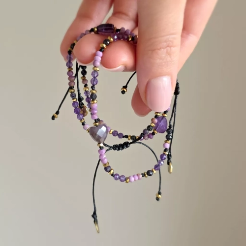 FULLNESS034 webp Bransoletka ametyst, fosfosyderyt, czaroit i hematyt na czarnym sznurku Fullness of spirit Magneska biżuteria 4.webp